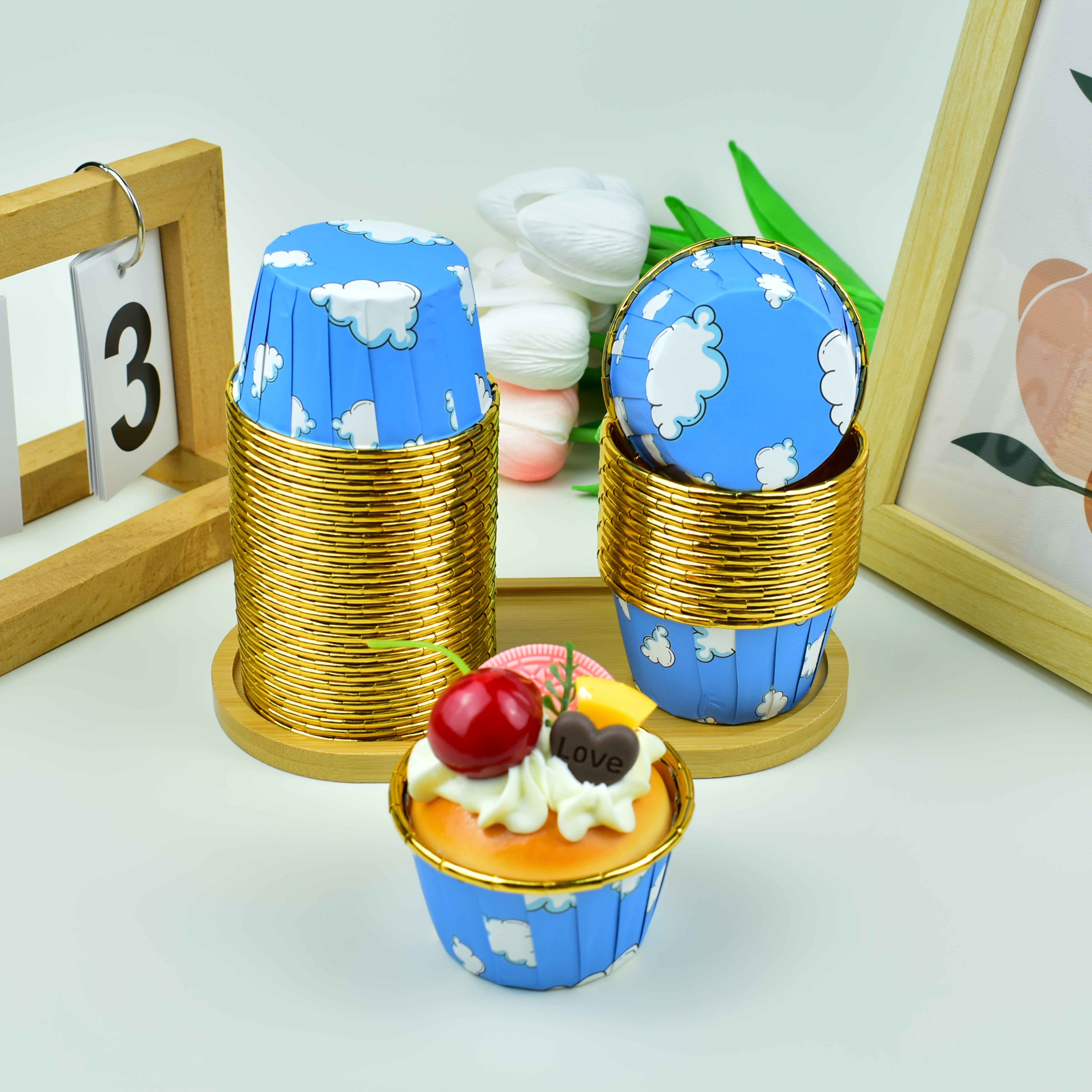 [50 cake cups + 50 lids or 50 cake cups] - Blue sky and white cloud design pattern, food grade paper cups, high temperature resistant, thickened muffin baking cups, suitable for parties, birthdays, weddings, festivals, picnics and family gatherings