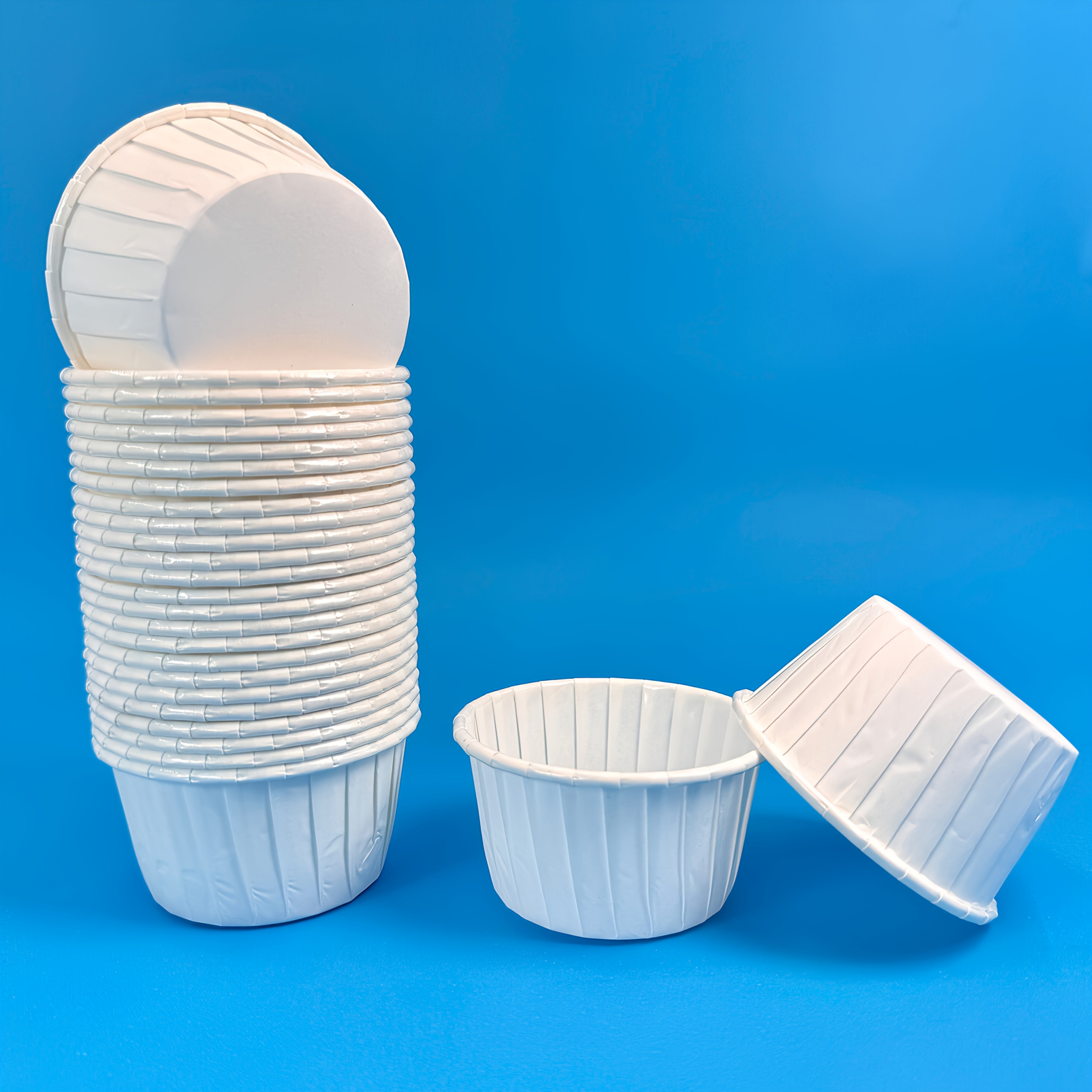 Pack of 50 Laminated Cake Cups (Available with or without Lid) - Oil and Waterproof Disposable Muffin Cups for Cakes, Desserts, Ice Cream, Snacks, Salads, Nuts, Popcorn, Candies and Party Snacks - Oven and Microwave Available, White & Kraft Paper